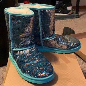 Reversible Sequin Uggs < < Gently Used > >